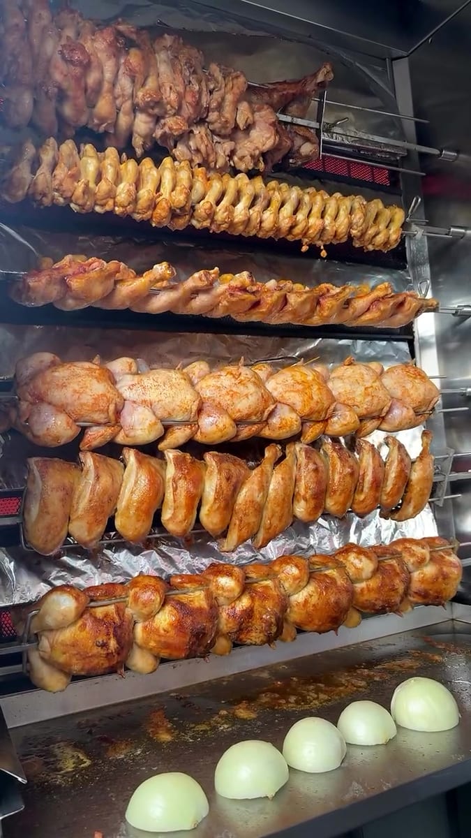 Brathähnchen am Grill im Wagen